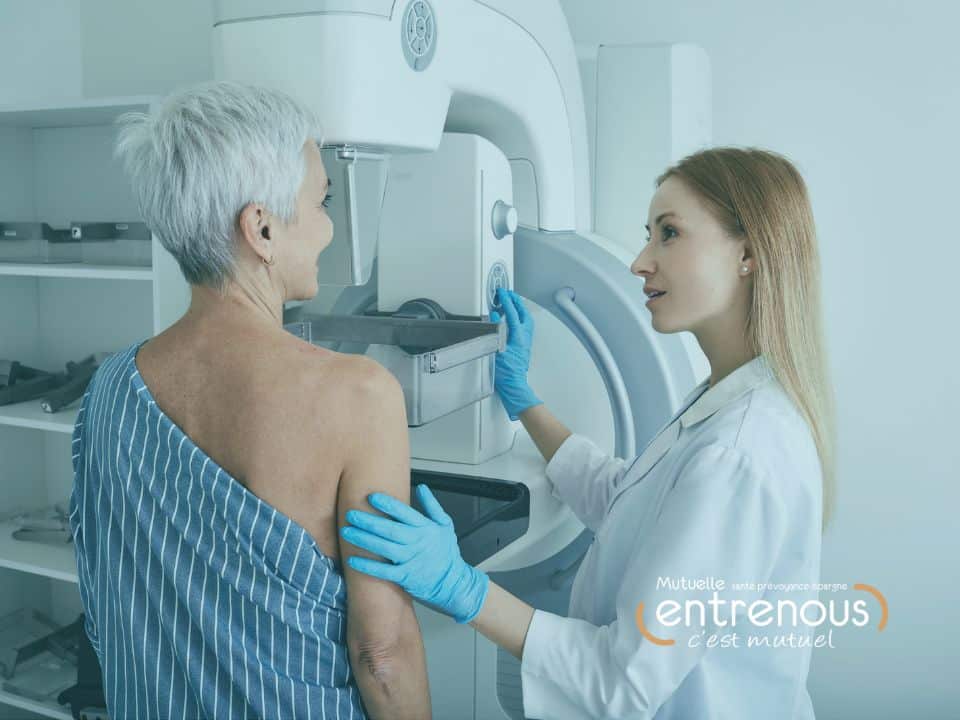 femme de plus de 50 ans qui se fait dépister du cancer du sein