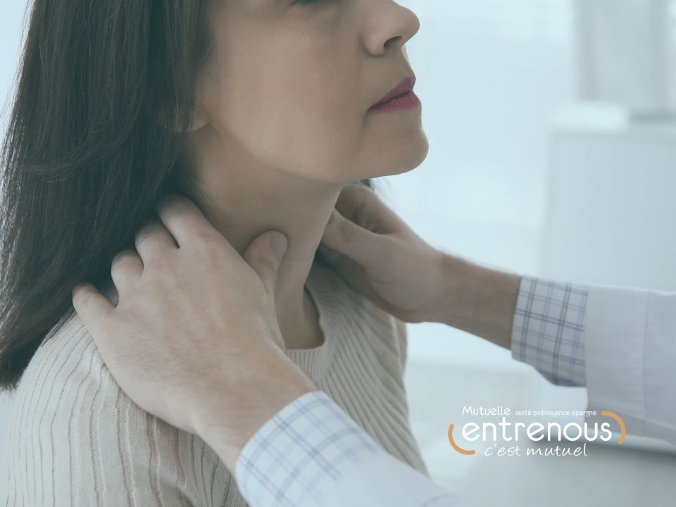 femme chez le médecin qui se fait contrôler la thyroïde