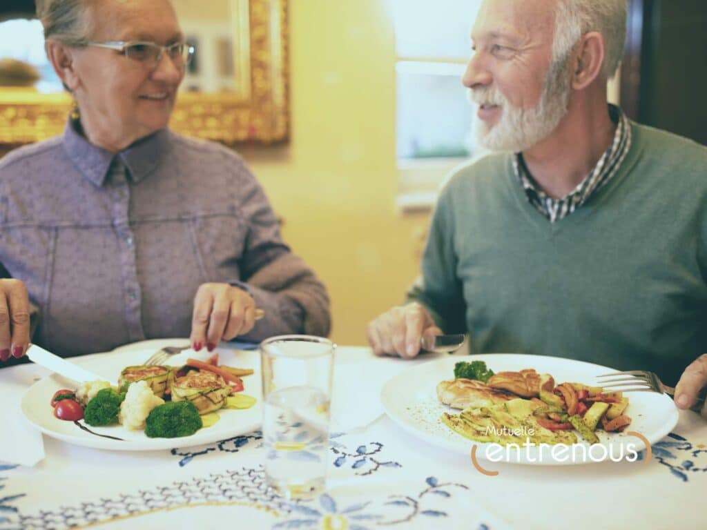 couple de seniors partagent un repas sain grâce aux conseils de la Mutuelle Entrenous